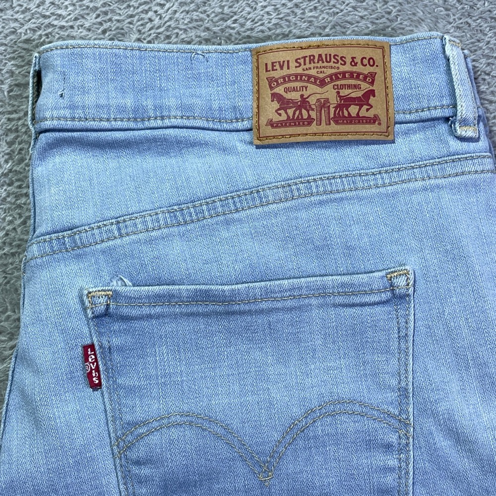 Levis Classic Bermuda Shorts Women's Size 30 Light Wash Denim Beach Summer‎